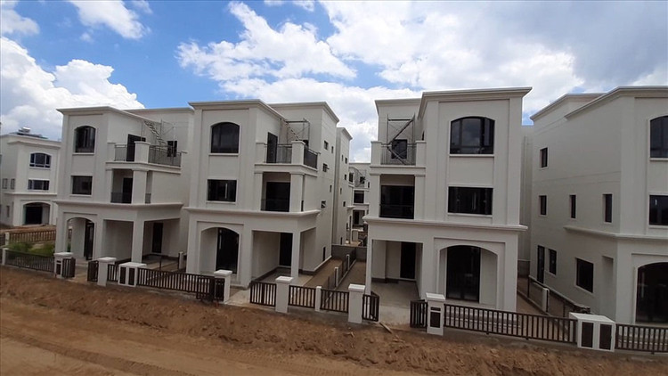 Những căn biệt thự trên danh nghĩa nhà cho chuyên gia thuê, nhưng được mua đi và bán lại với giá cả chục tỉ đồng. Ảnh: Huân Cao