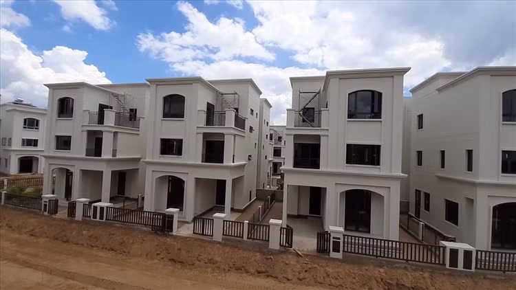 Những căn biệt thự trên danh nghĩa nhà cho chuyên gia thuê, nhưng được mua đi và bán lại với giá cả chục tỉ đồng. Ảnh: Huân Cao