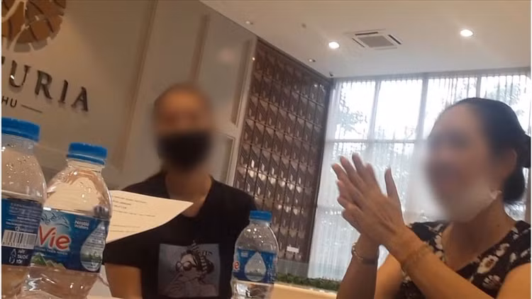 Chị A (bên phải) mua căn biệt thự 15mx15m từ chủ đầu tư với giá 11,7 tỉ đồng, nhưng chấp nhận ký hợp đồng mang danh nghĩa “thuê“. Ảnh: Huân Cao