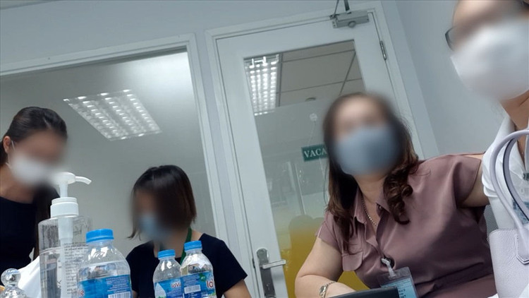 Bà O (thứ 3 từ trái sang) cùng chúng tôi đến trụ sở Công ty BĐS Tiến Phước để làm thủ tục mua bán. Ảnh: Huân Cao