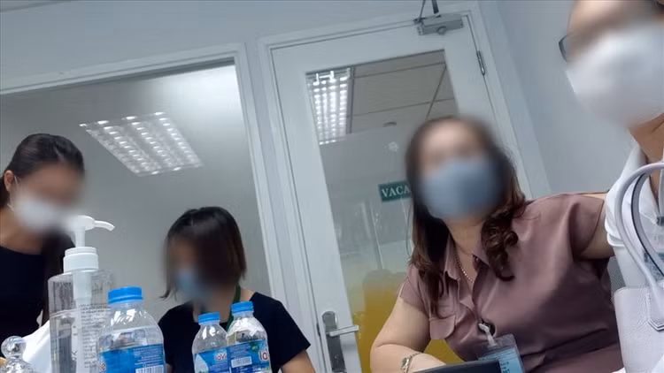 Bà O (thứ 3 từ trái sang) cùng chúng tôi đến trụ sở Công ty BĐS Tiến Phước để làm thủ tục mua bán. Ảnh: Huân Cao