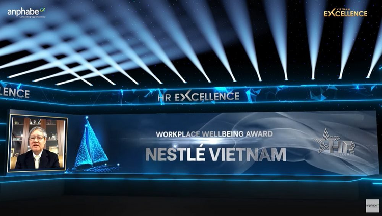 ong-vo-tan-thanh-pho-chu-tich-phong-thuong-mai-va-cong-nghiep-viet-nam-vinh-danh-nestle-viet-nam-trong-buoi-le-truc-tuyen-chieu-ngay-28-10.png
