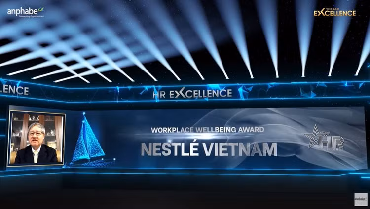 ong-vo-tan-thanh-pho-chu-tich-phong-thuong-mai-va-cong-nghiep-viet-nam-vinh-danh-nestle-viet-nam-trong-buoi-le-truc-tuyen-chieu-ngay-28-10.png