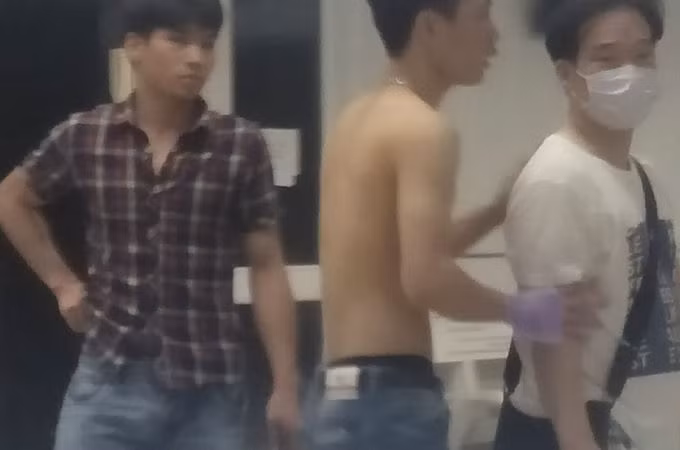 Nhiều người ở khu cách ly đe doạ bác sĩ ảnh 2 Người cách ly ở Bình Dương không chịu đeo khẩu trang y tế trong khu vực cách ly. Ảnh: Trung tâm Y tế Bàu Bàng