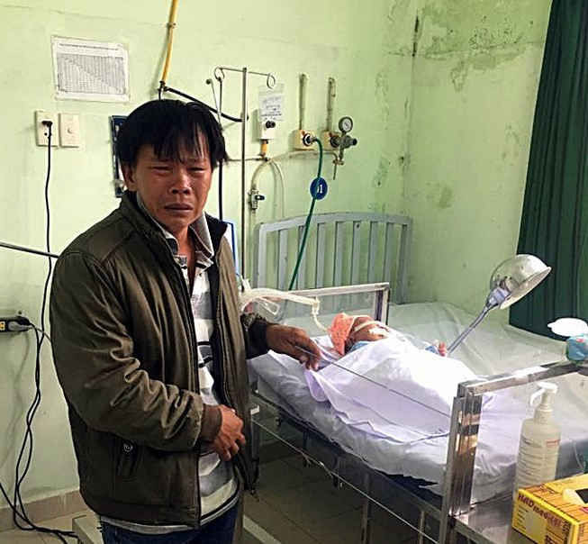 Bé sơ sinh gãy tay, nguy kịch vì bác sĩ đỡ đẻ sai cách - ảnh 1