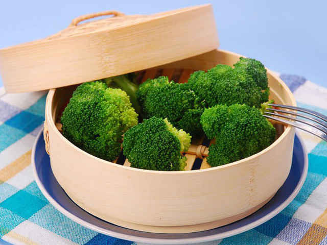 Đối với ra súp lơ, hấp là cách chế biến tốt nhất để giữ được chất dinh dưỡng. Ảnh minh họa