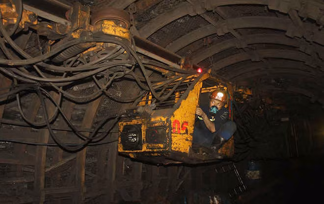 Xuống lòng đất cùng thợ mỏ ảnh 3