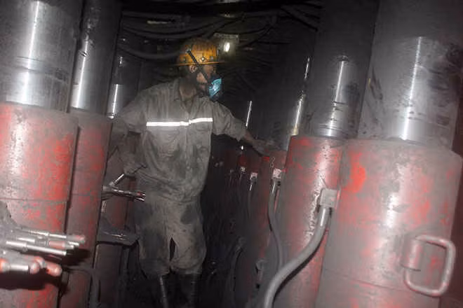 Xuống lòng đất cùng thợ mỏ ảnh 2