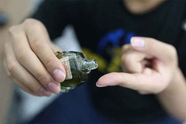 Nhỏ vài giọt dầu gió lên bụng trước khi ngủ và xoa đều: Tác dụng mang lại sẽ rất tuyệt vời ảnh 2