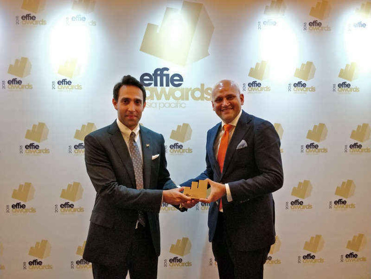  1.Ông Rupen Desai, Ban Giám khảo APAC Effie Awards 2018 trao giải thưởng APAC Effie Awards 2018 cho ông Ali Abbas – đại diện MILO Việt Nam.