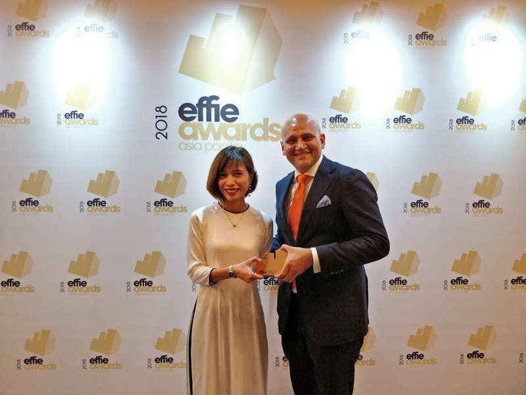 Ông Rupen Desai, đại diện Ban Giám khảo APAC Effie Awards 2018 chụp ảnh cùng đại diện của Nestle MILO Việt Nam.