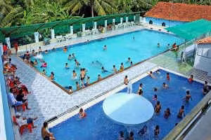 Em bé bị vi khuẩn ăn thủng ruột vì… uống nước bể bơi ảnh 2