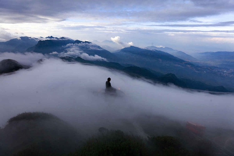 Lễ Vu Lan, du khách hạnh phúc tới Fansipan cài hoa trên ngực ảnh 1