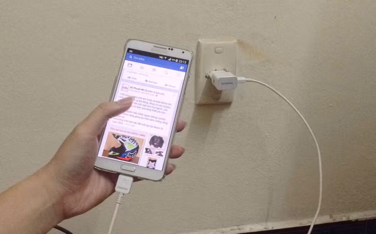 Chuyên gia lý giải tại sao vừa sạc vừa dùng điện thoại lại có thể gây chết người - 1