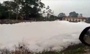 Bọt trắng phủ kín dòng sông sau một đêm ảnh 1