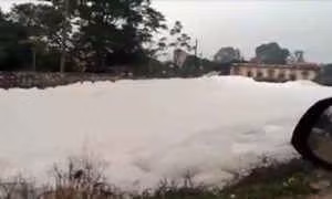 Bọt trắng phủ kín dòng sông sau một đêm ảnh 1