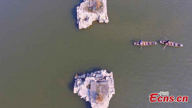 Nước hồ hạ thấp, để lộ cầu đá trăm tuổi thời nhà Minh - ảnh 2