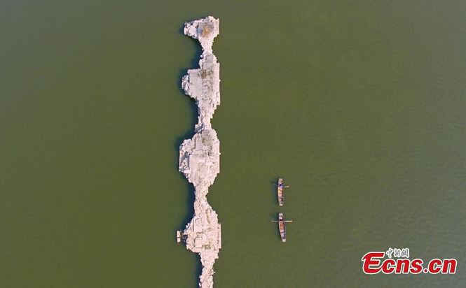 Nước hồ hạ thấp, để lộ cầu đá trăm tuổi thời nhà Minh - ảnh 1