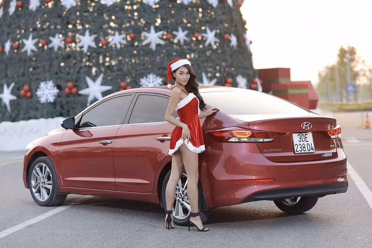 /Uploaded/khds.1cdn.vn/2018/09/16/hyundai-elantra-khoe-sac-do-truoc-them-giang-sinh-9.jpg