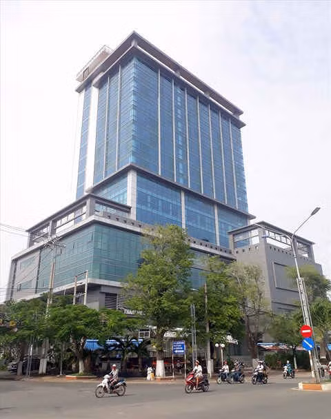 Toà nhà Bạc Liêu Tower với 3 mặt tiền ở vị trí đắt đỏ nhất thành phố, được xây dựng hoàn thành năm 2011 rồi bỏ hoang cho đến nay. Ảnh: Nhật Hồ