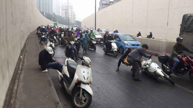 Xe vẫn tiếp tục đổ la liệt.