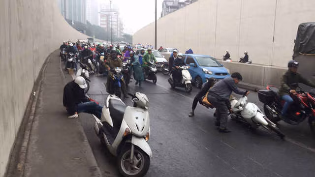 Xe vẫn tiếp tục đổ la liệt.