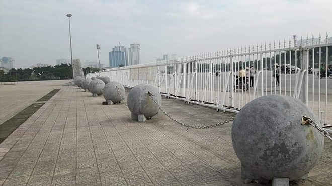 Quả "bóng xích" ở sân Mỹ Đình thời điểm chưa được di chuyển. Ảnh: Infonet