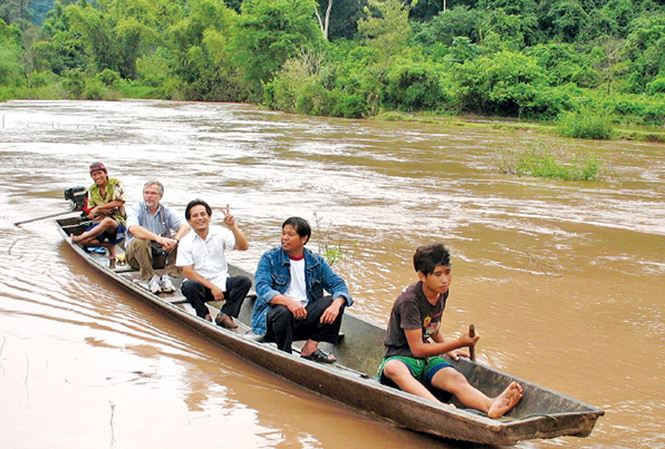 Làm thuyền độc mộc bằng phương pháp thủ công là nghề truyền thống độc đáo, chỉ có ở vài tộc người, trong đó người Mạ có kỹ thuật chế tác điêu luyện bậc nhất.