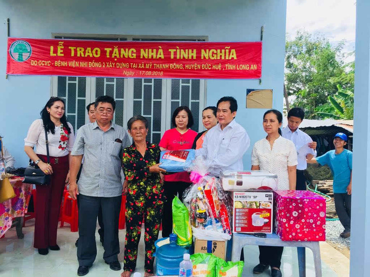 BS.CK II Trịnh Hữu Tùng – giám đốc Bệnh viện Nhi Đồng 2 TPHCM trao quà cho bà Hồ Thị Hạnh ngụ tại xã Mỹ Thạnh Đông, huyện Đức Huệ, tỉnh Long An.