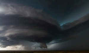 “Quái vật” vòi rồng như đĩa bay tấn công Trái Đất ảnh 1