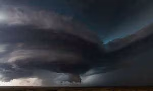 “Quái vật” vòi rồng như đĩa bay tấn công Trái Đất ảnh 1