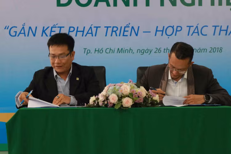 Ông Nguyễn Tấn Trung – Giám đốc Trung tập hợp tác doanh nghiệp và hỗ trợ sinh viên Trường Đại học Văn Hiến ký kết hợp tác cùng các doanh nghiệp.