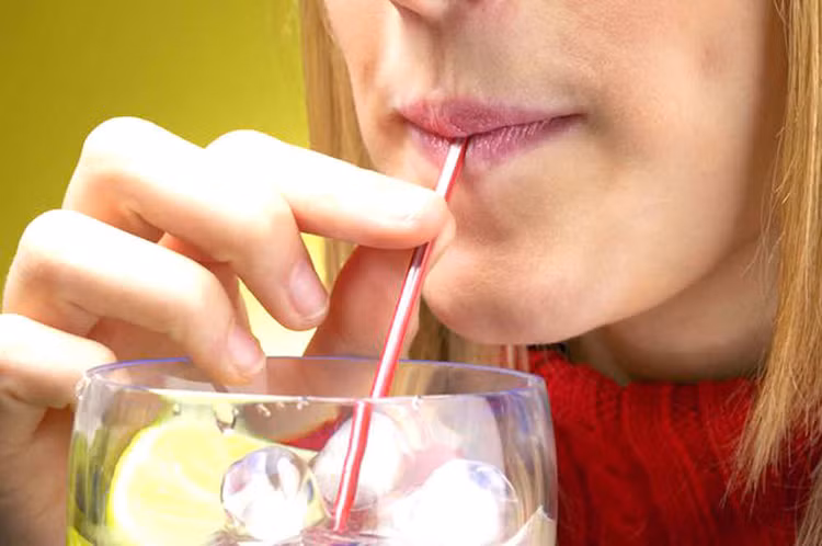 uống nước bằng ống hút.