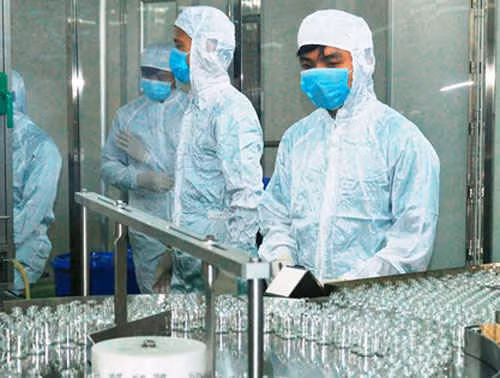 Công đoạn&nbsp;đóng chai vắc-xin. Ảnh: NVCC.