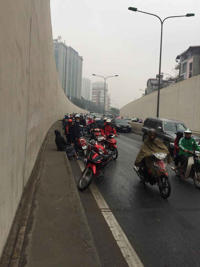 Hàng loạt xe máy ngã liên hoàn tại hầm chui Kim Liên ảnh 7