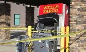 Cây ATM bị đấm lia lịa vì nhả ra… quá nhiều tiền ảnh 1