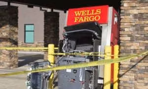 Cây ATM bị đấm lia lịa vì nhả ra… quá nhiều tiền ảnh 1