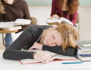 7 bệnh từ thói quen ngủ gục trên bàn ảnh 1