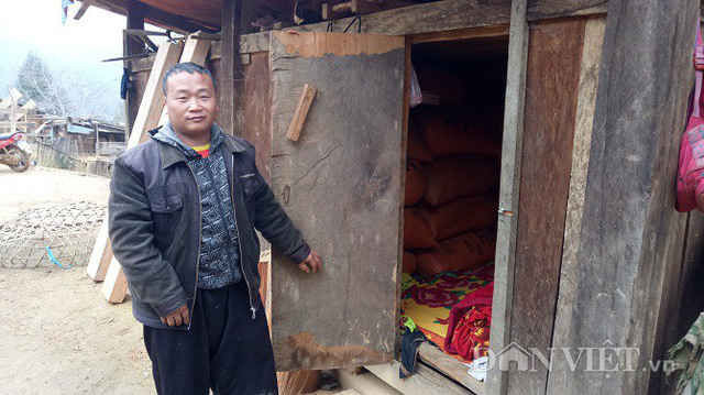 Làng 100% hộ nghèo nhưng nhà toàn bằng gỗ quý ảnh 7