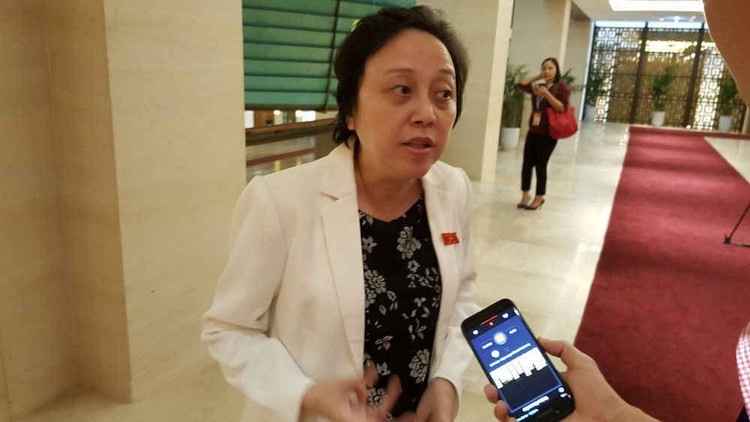 Đại biểu Phạm Khánh Phong Lan chia sẻ bên hành lang Quốc hội.