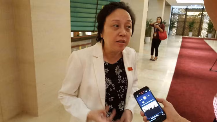 Đại biểu Phạm Khánh Phong Lan chia sẻ bên hành lang Quốc hội.