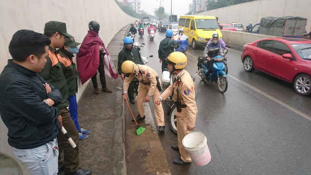 Hàng loạt xe máy ngã liên hoàn tại hầm chui Kim Liên ảnh 23