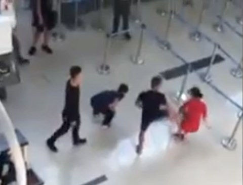 Nam thanh niên đạp ngã nhân viên hàng không (Ảnh: Cắt từ Clip)