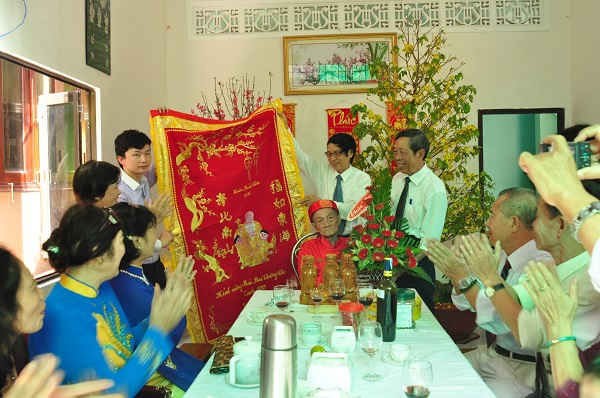 Kỳ 7: 100 tuổi vẫn uống bia, hút thuốc lào ảnh 2