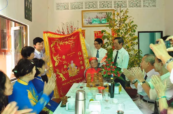 Kỳ 7: 100 tuổi vẫn uống bia, hút thuốc lào ảnh 2