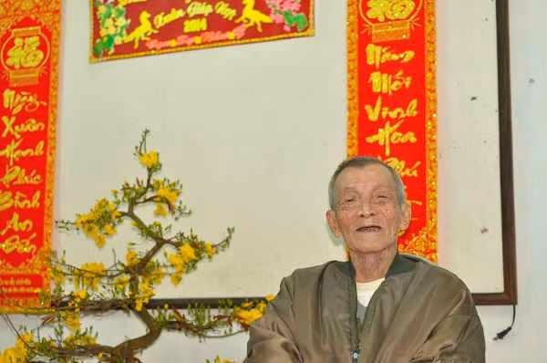 Kỳ 7: 100 tuổi vẫn uống bia, hút thuốc lào ảnh 1