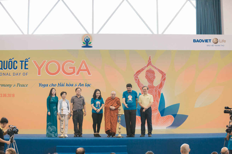 Nghi lễ thắp nến khai mạc chương trình kỉ niệm Ngày Quốc tế Yoga tại TPHCM.