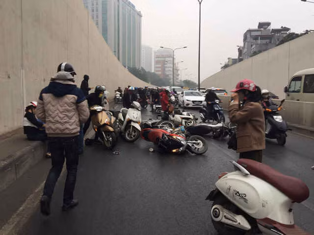 Xe đổ la liệt, phần lớn may mắn không bị thương nặng.