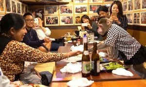 Thuê khỉ làm…bồi bàn, quán rượu ở Nhật Bản gây sốt ảnh 1