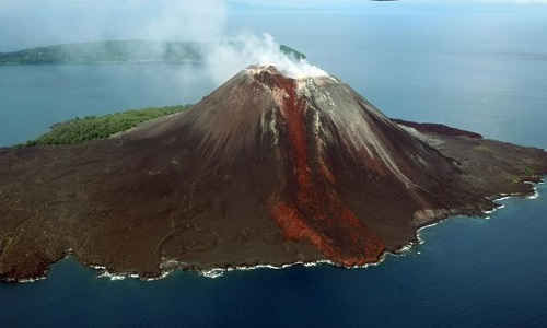 Núi lửa Anak Krakatau bắt đầu phun trào từ tháng 6 năm nay. Ảnh: Tempo.